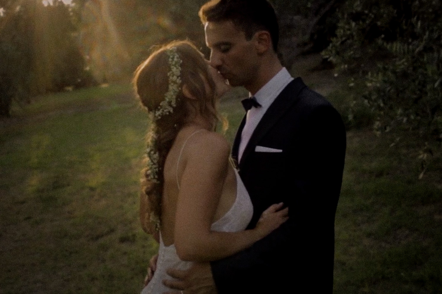 emotional wedding film fano sposi si baciano