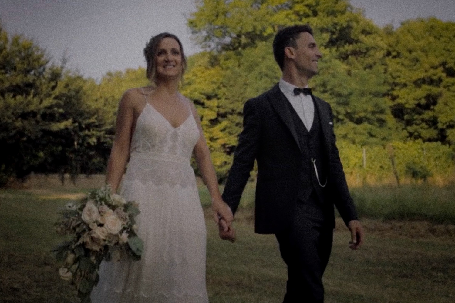 emotional wedding film fano sposi si tengono la mano