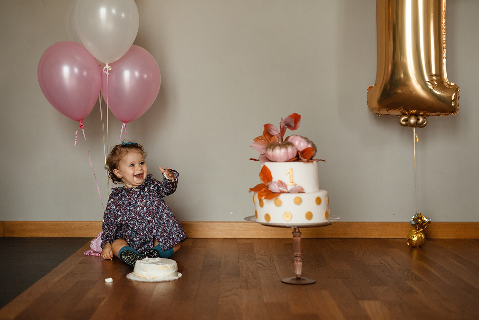 bambina gioca con la torta durante smash the cake