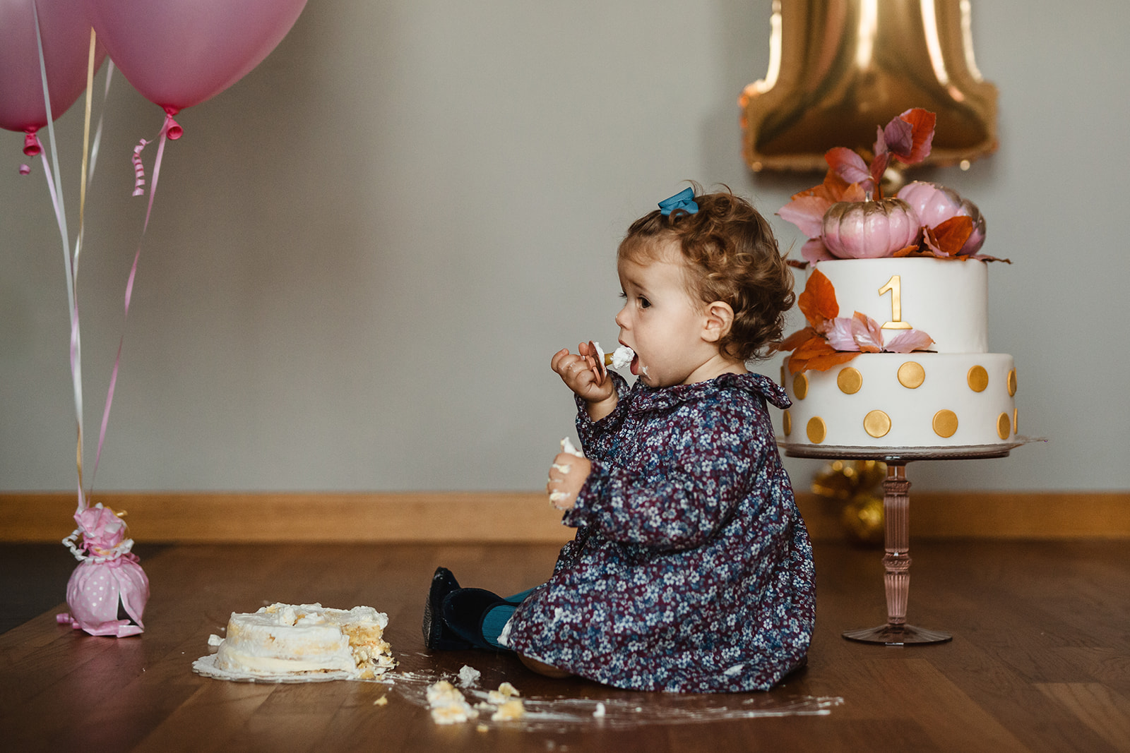 bambina gioca con la torta durante smash the cake