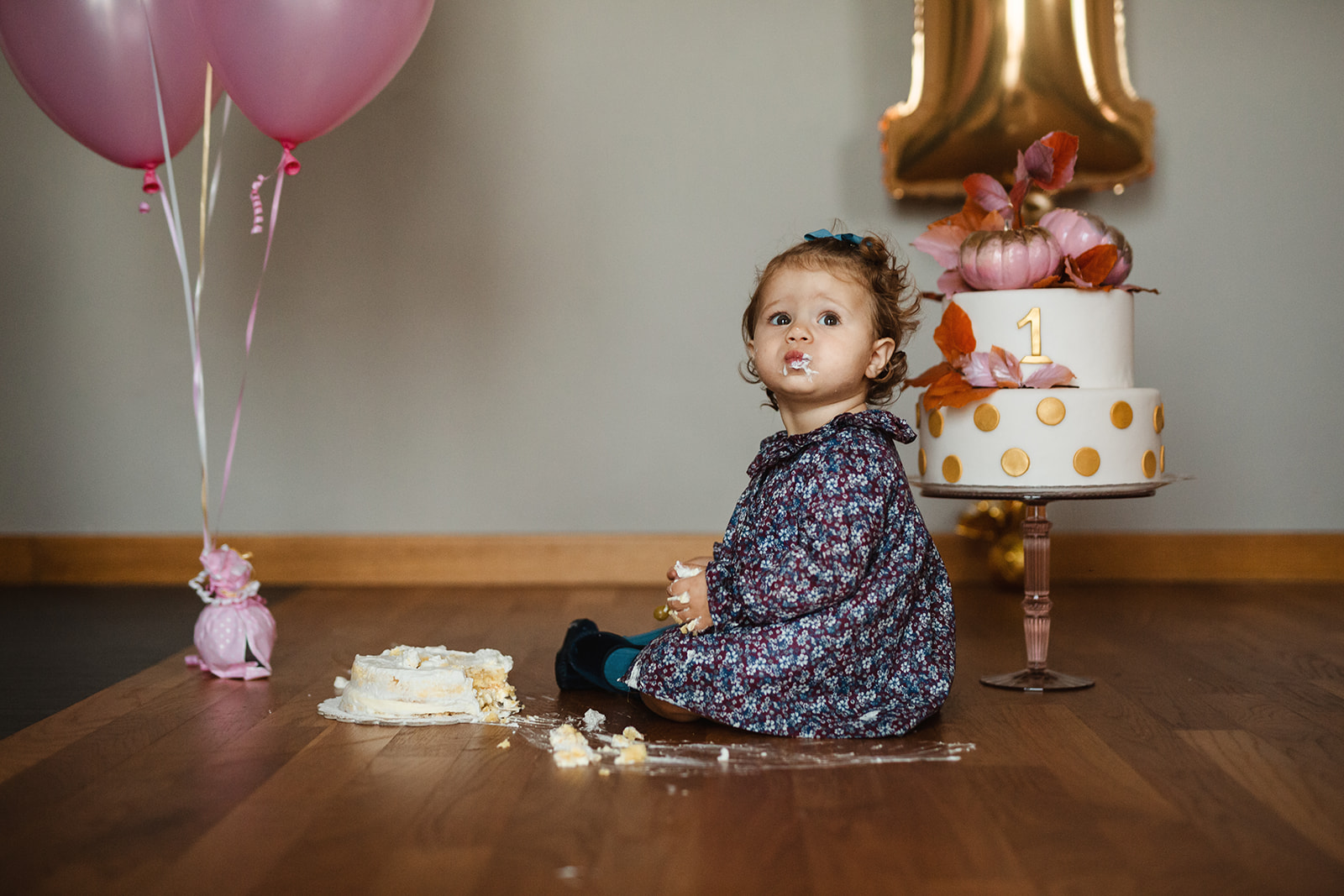 bambina gioca con la torta durante smash the cake