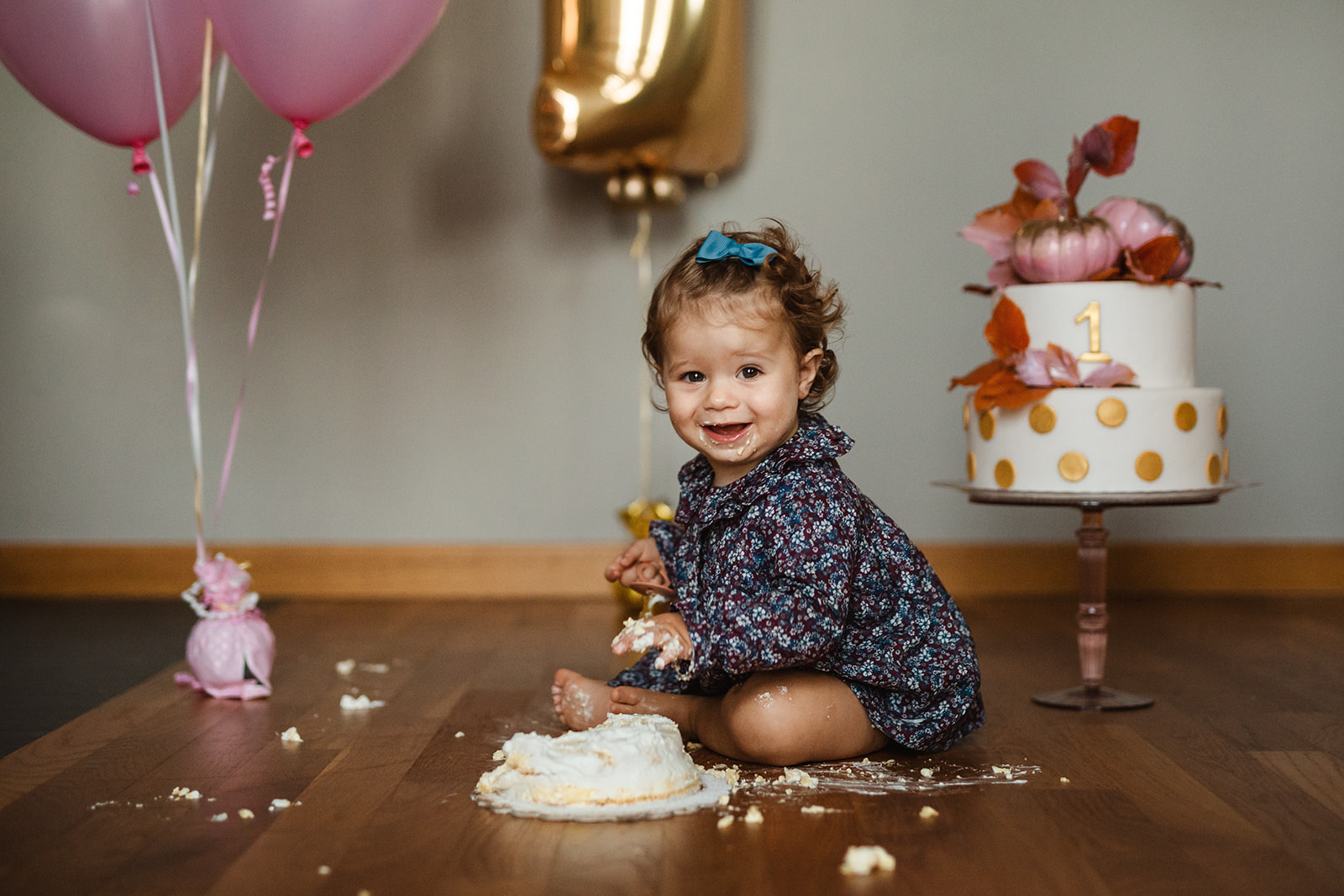 bambina gioca con la torta durante smash the cake