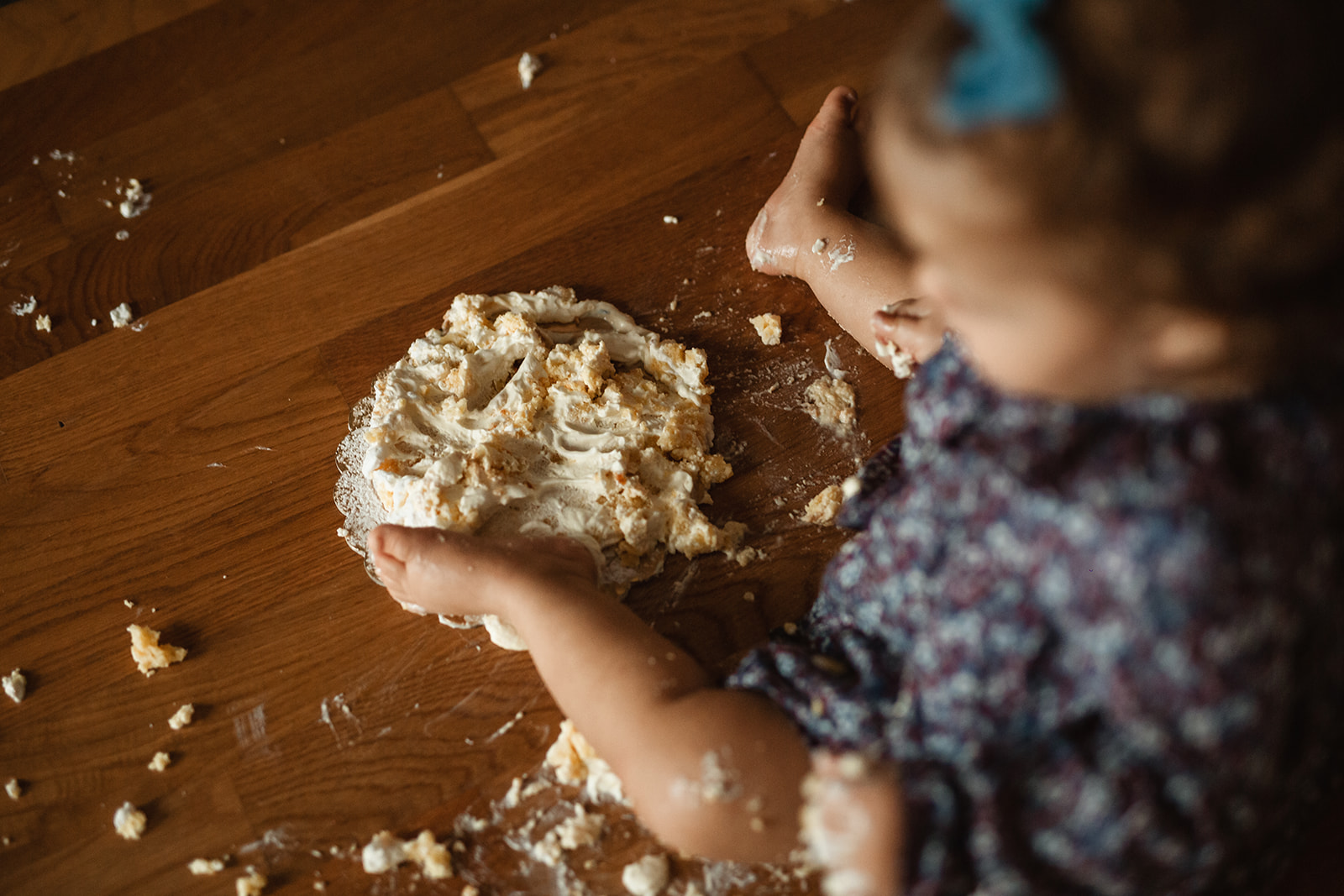 bambina gioca con la torta durante smash the cake