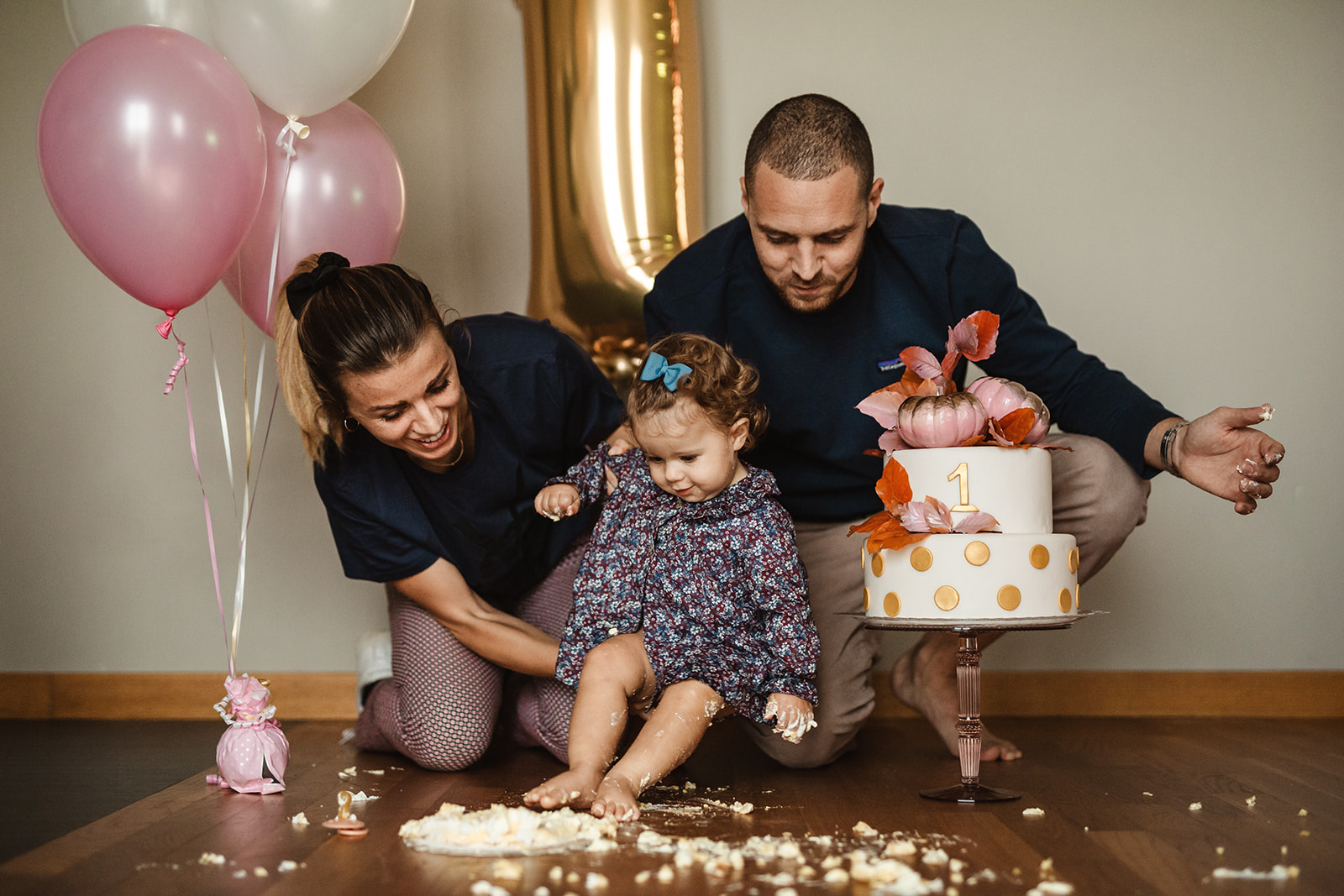 bambina gioca con la torta durante smash the cake